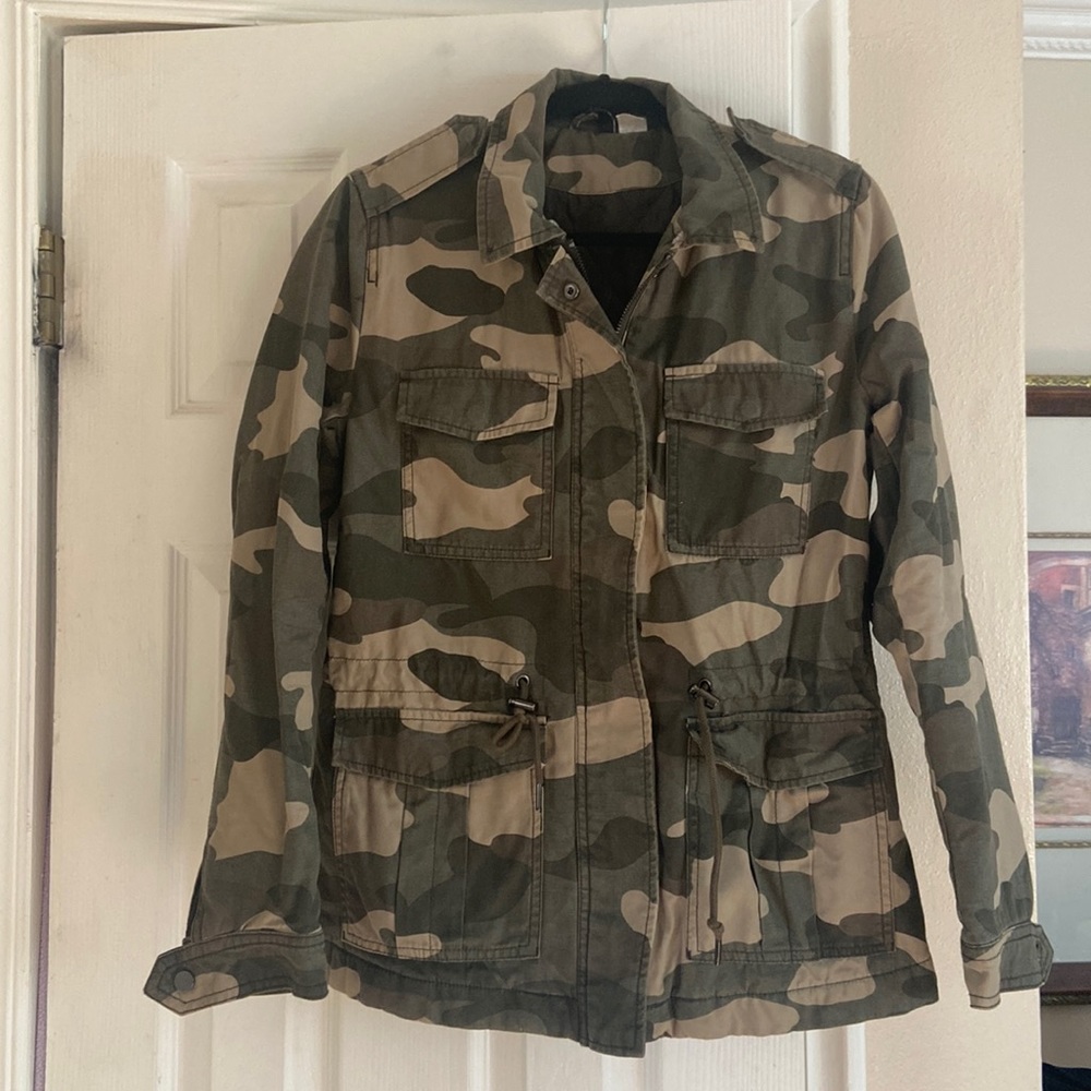 H&M divided size medium zip up jacket. Excellent shape. No stains or flaws.